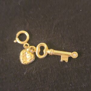 14K YELLOW GOLD SKELETON KEY PENDANT CHARM With HEART .7 Grams SRPING RING CLASP